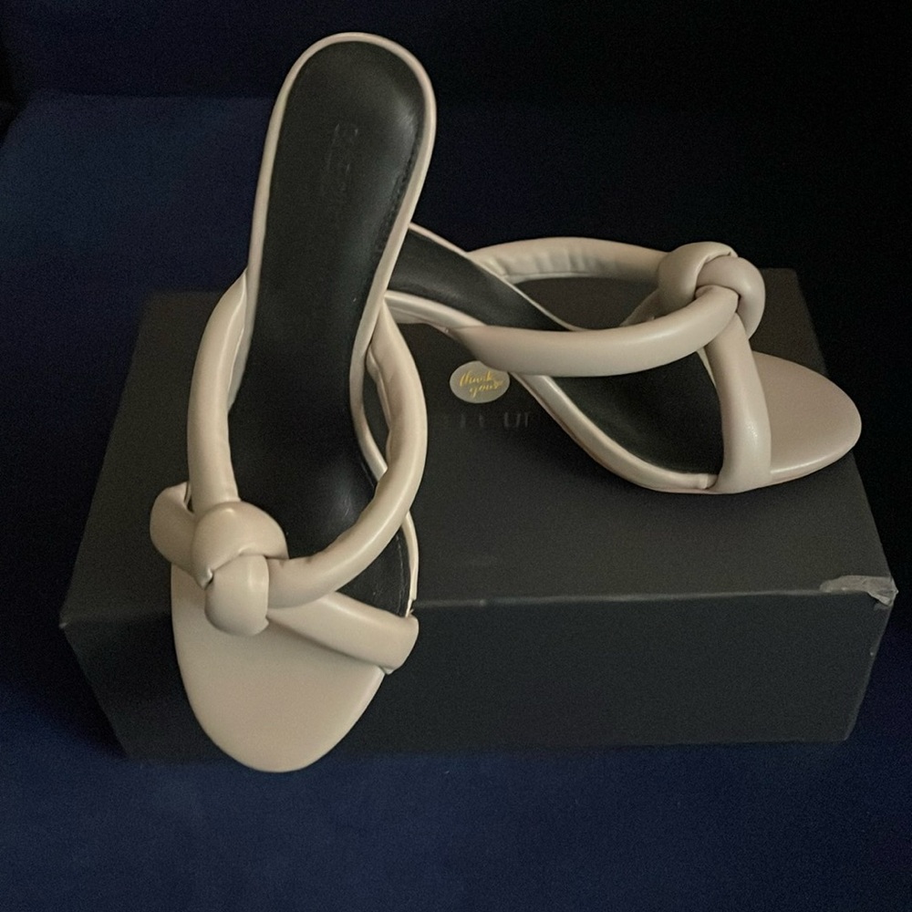 New York & Co Gabrielle Union Fatima Knotted Puffy Sandals 6.5
